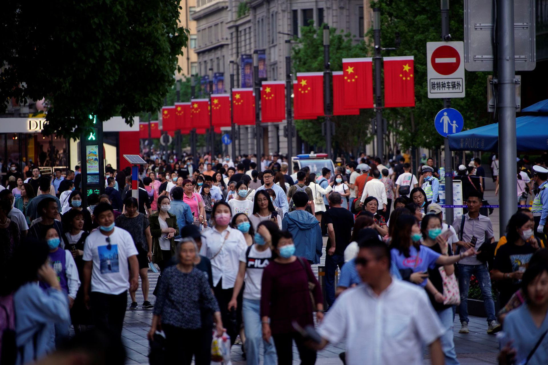 中国人口经历大转折 负增长如何应对