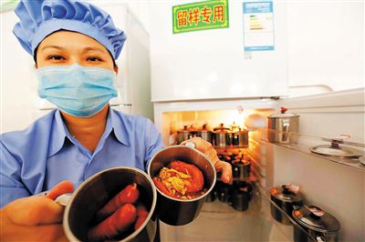 12��23�գ�������������������˼Դʵ��ѧУ�ķ����������Ա������õķ���ȡ����װ������������ñ�ǩ����������ﱣ�����죬���������ѧ������ʳƷ��ȫ�¹ʣ������и��ɲ顣