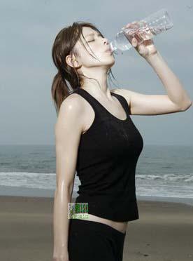 喝水不足易肥胖 专家:节假日更应注意随时补水