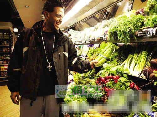 美国小伙一年内减肥195公斤 公布秘诀