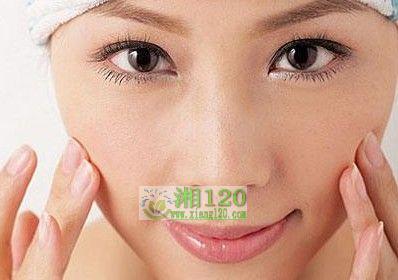 汤匙按摩拯救“浮肿脸”