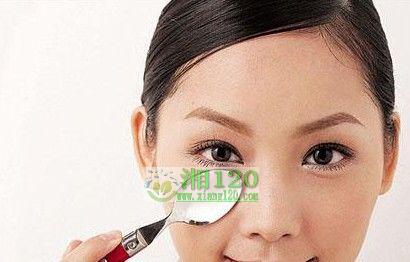 汤匙按摩拯救“浮肿脸”