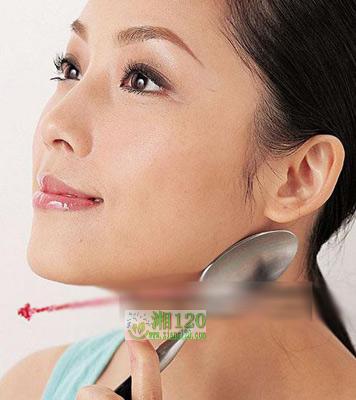 汤匙按摩拯救“浮肿脸”