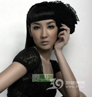 眼部化妆品残留会成黑眼圈