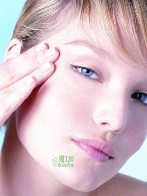 不正确涂抹眼霜容易形成鱼尾纹