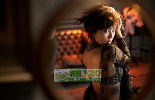 尹恩惠秀美背显狂野