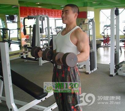 打造男士性感胸肌的三种器械