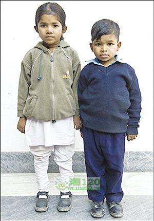 印度兄妹“拒绝长大” 18岁哥哥酷似5岁幼童