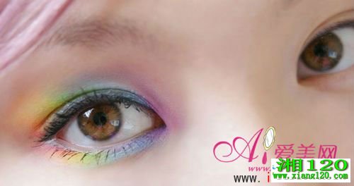 眼影化妆技巧 给眼帘蒙上彩虹的色彩