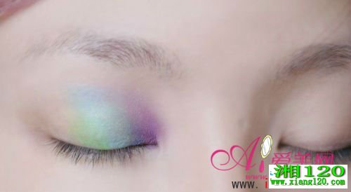 眼影化妆技巧 给眼帘蒙上彩虹的色彩