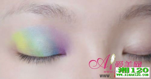 眼影化妆技巧 给眼帘蒙上彩虹的色彩