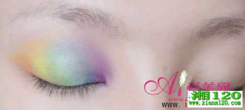 眼影化妆技巧 给眼帘蒙上彩虹的色彩