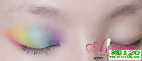 眼影化妆技巧 给眼帘蒙上彩虹的色彩