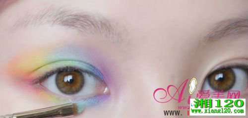 眼影化妆技巧 给眼帘蒙上彩虹的色彩