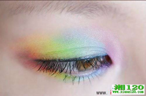 眼影化妆技巧 给眼帘蒙上彩虹的色彩