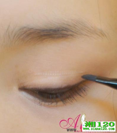 化妆很简单 1分钟就能打造的大眼妆