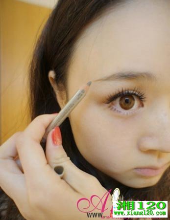 化妆很简单 1分钟就能打造的大眼妆