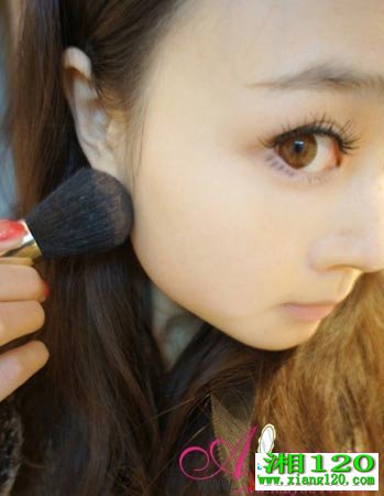 化妆很简单 1分钟就能打造的大眼妆