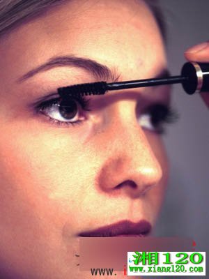 裸色通勤妆升级妩媚的夜晚妆 裸色通勤妆升级妩媚的夜晚妆