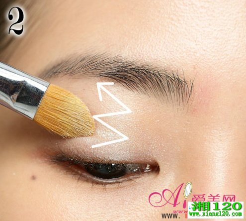 夏天最百搭 淡似无妆灰褐色淡妆