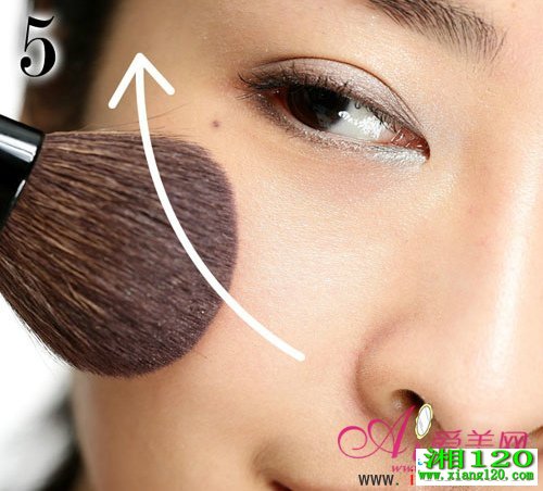 夏天最百搭 淡似无妆灰褐色淡妆