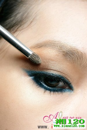 蓝色眼线画法 打造摩洛哥女郎眼妆