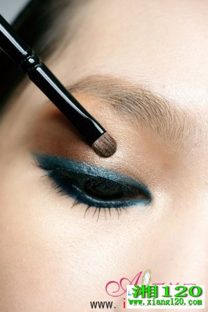 蓝色眼线画法 打造摩洛哥女郎眼妆