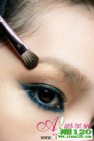 蓝色眼线画法 打造摩洛哥女郎眼妆