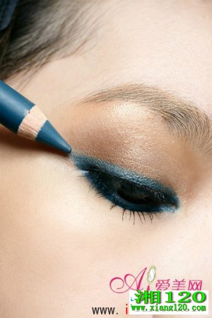 蓝色眼线画法 打造摩洛哥女郎眼妆