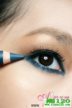 蓝色眼线画法 打造摩洛哥女郎眼妆