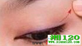 先用指腹以45度轻轻往上拉提