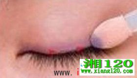 使用眼影棒沾取浅紫色眼影