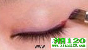 使用眼线刷沾取紫色眼线胶
