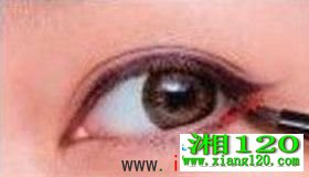 再沾取紫色眼线胶