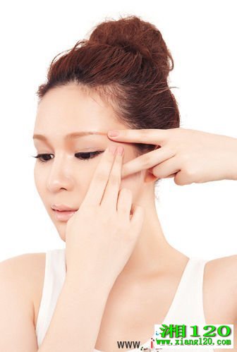 STEP2 在眼角涂抹眼霜产品 STEP2 在眼角涂抹眼霜产品