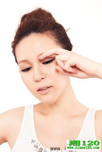 STEP3 轻轻按压眼眶部位 STEP3 轻轻按压眼眶部位