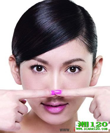 收缩鼻尖毛孔的按摩法