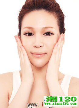 轻轻拍打唤醒肌肤