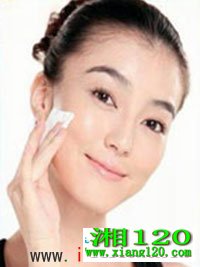 用化妆棉涂抹化妆水保湿