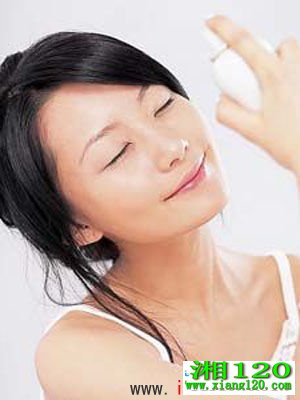 用PH值较低的洁肤液