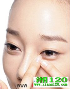 轻轻拍打、按压加快血液循环