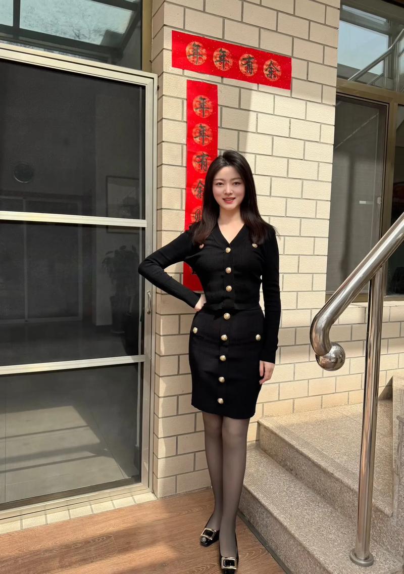 负重深蹲的标准动作图解 负重深蹲锻炼的注意事项 负重深蹲的标准动作图解 负重深蹲锻炼的注意事项