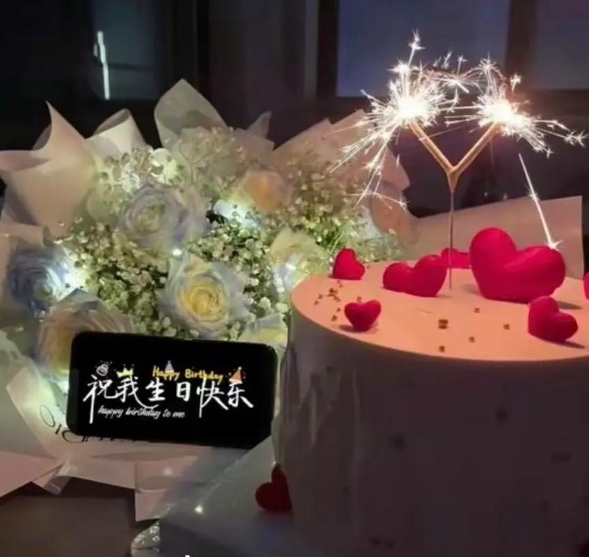 胸肋骨中间有个硬的东西是什么 胸肋骨中间有个硬的东西是什么