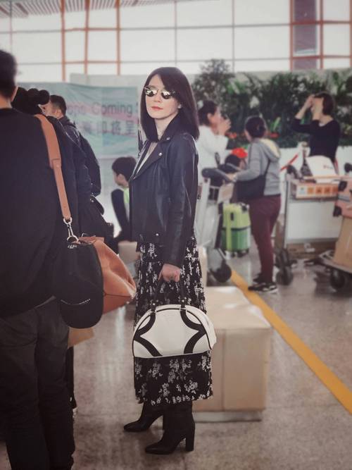 婴儿手指发白蜕皮咋回事 婴儿手指发白蜕皮咋回事