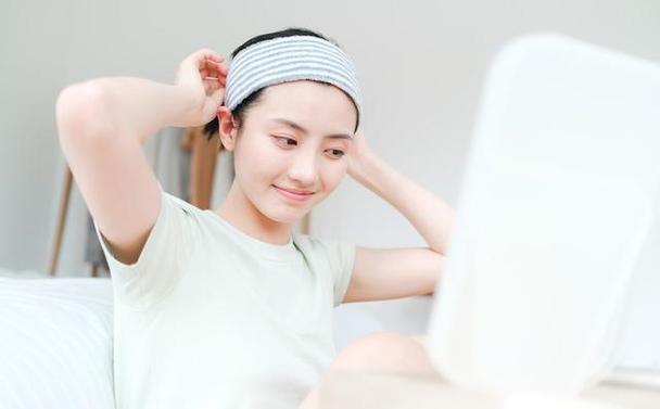 吴谨言洪尧婚后首次同框 吴谨言洪尧婚后首次同框