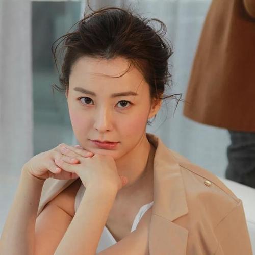 眼睛一闪一闪像灯坏了是怎么回事 眼睛一闪一闪像灯坏了是怎么回事